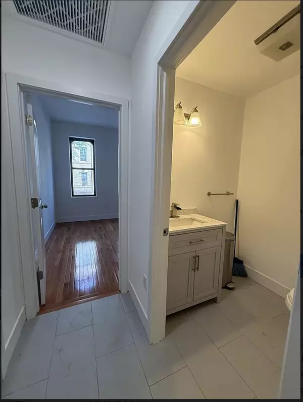Brooklyn, NY 11222-4927,142 Newton St #1L
