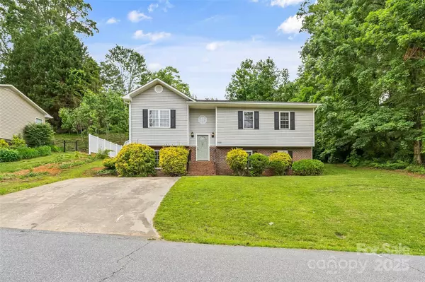 205 Davis DR, Morganton, NC 28655