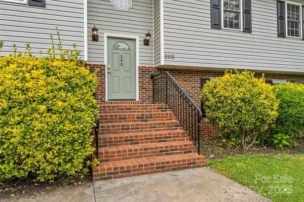 205 Davis DR, Morganton, NC 28655