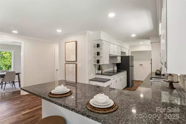 101 Woodsway LN, Morganton, NC 28655