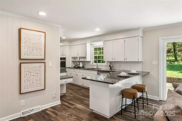 101 Woodsway LN, Morganton, NC 28655