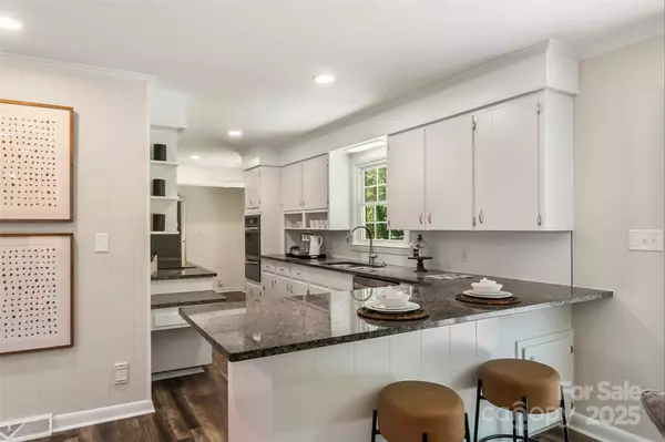 101 Woodsway LN, Morganton, NC 28655