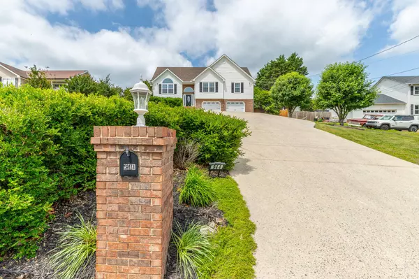 944 Debbie LN, Ringgold, GA 30736