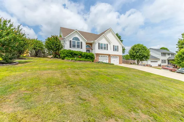 944 Debbie LN, Ringgold, GA 30736