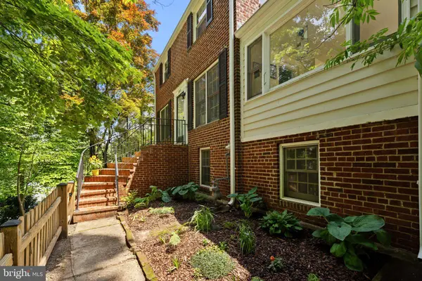2323 N VERMONT ST, Arlington, VA 22207