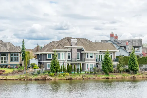 feature image of Selling a Home in Lake Ridge, VA? What You Need to Know About HOA Resale Certificates