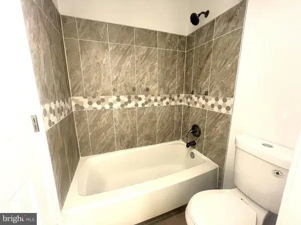 Tub/Shower in primary en-suite bathroom