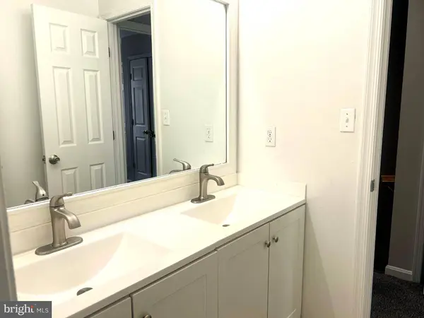 Double sink vanity in primary en-suite bathroom