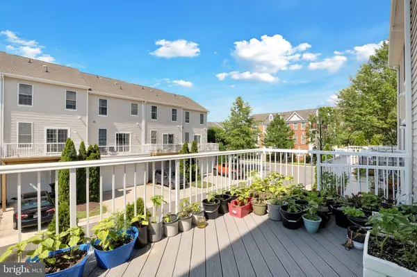 42767 HOLLINGSWORTH TER, Chantilly, VA 20152