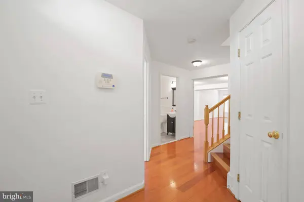 2569 SUTTERS MILL DR, Herndon, VA 20171