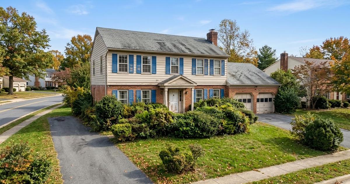 Illustration of an older two-story colonial home in a Northern Virginia suburb with a worn roof and overgrown shrubs, for a guide to selling a house for cash in Ashburn