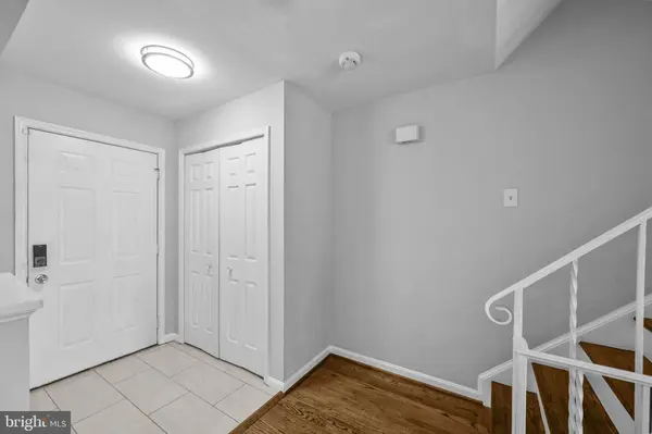 2035 S GLEBE RD, Arlington, VA 22204