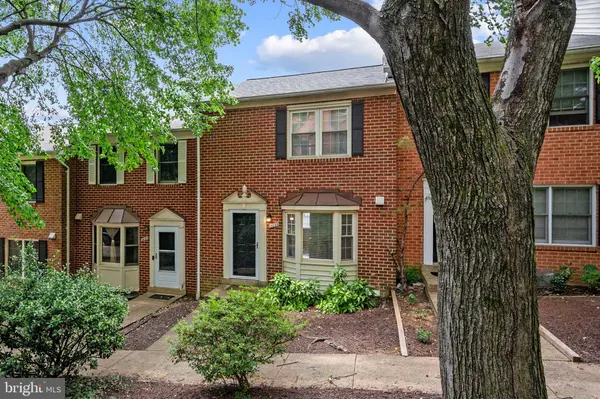 2035 S GLEBE RD, Arlington, VA 22204