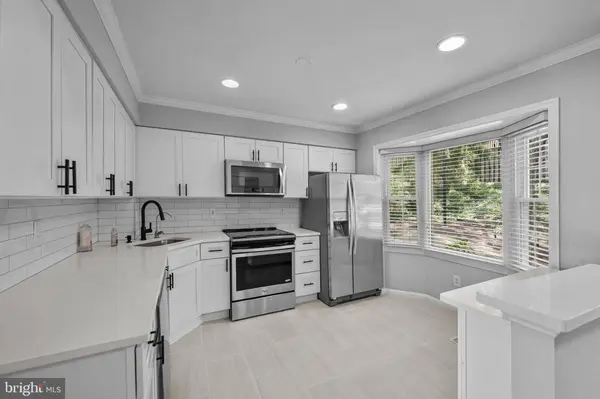 2035 S GLEBE RD, Arlington, VA 22204