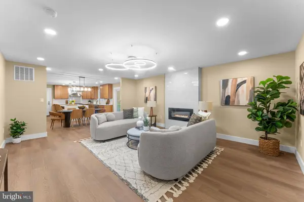 10333 HICKORY FOREST DR, Oakton, VA 22124