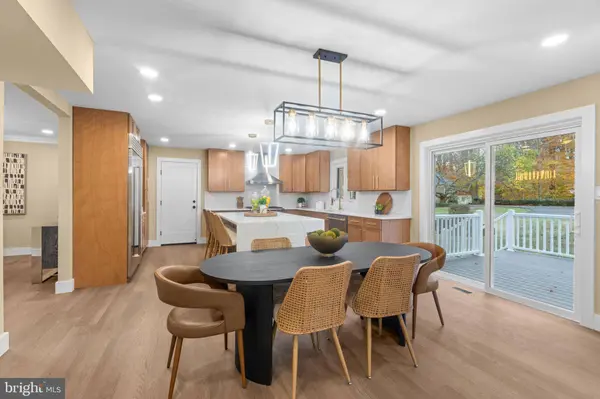 10333 HICKORY FOREST DR, Oakton, VA 22124