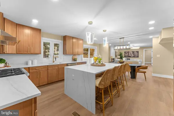 10333 HICKORY FOREST DR, Oakton, VA 22124