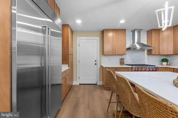 10333 HICKORY FOREST DR, Oakton, VA 22124