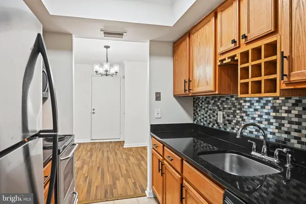 14905 RYDELL RD #202, Centreville, VA 20121