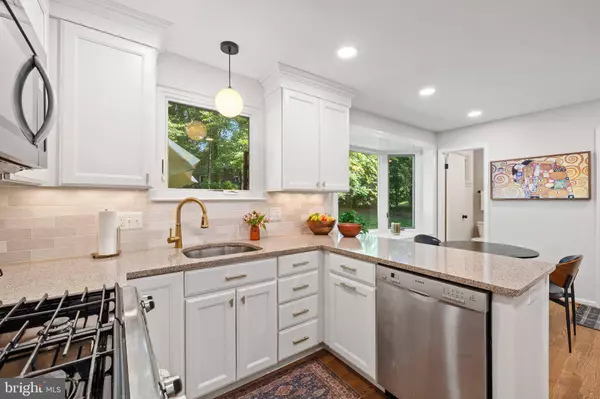 5322 STONINGTON DR, Fairfax, VA 22032