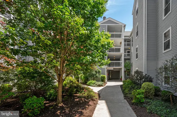 3179 SUMMIT SQUARE DR #2-E1, Oakton, VA 22124