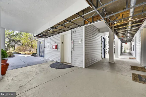 3179 SUMMIT SQUARE DR #2-E1, Oakton, VA 22124