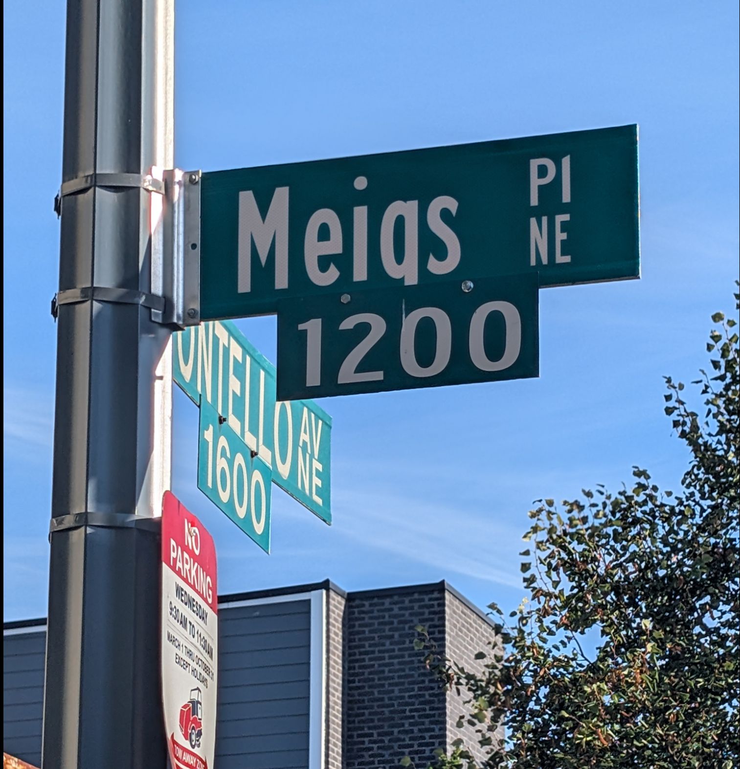 Street sign of Meigs Pl NE