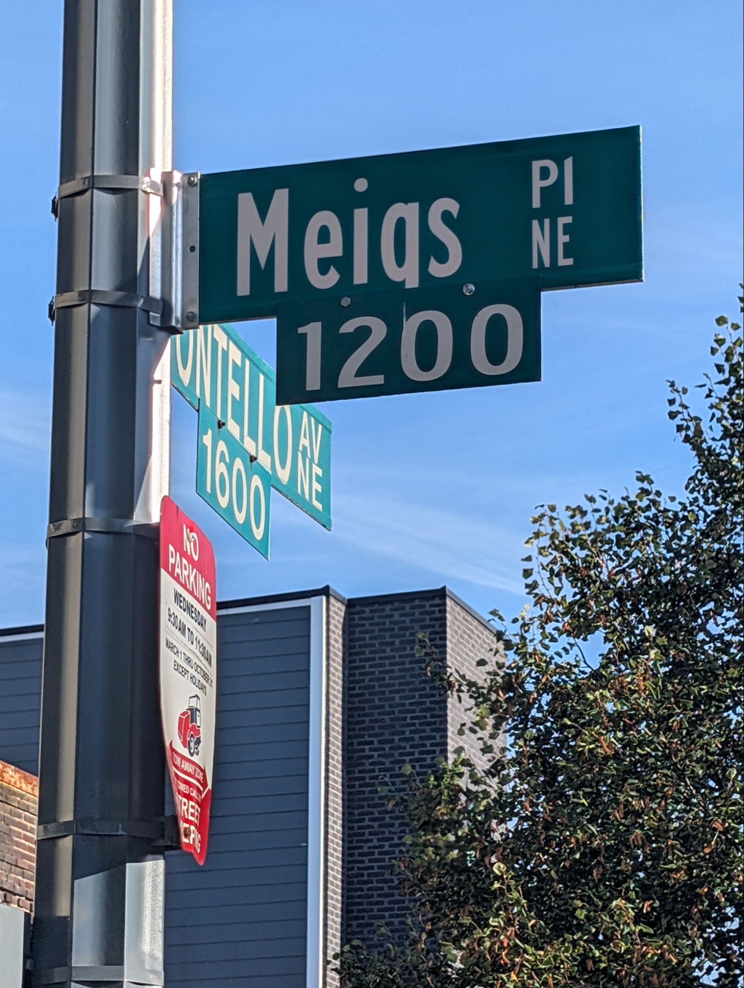 Meigs Pl NE street sign in Washington DC