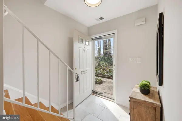 8230 CARRLEIGH PKWY #84, Springfield, VA 22152