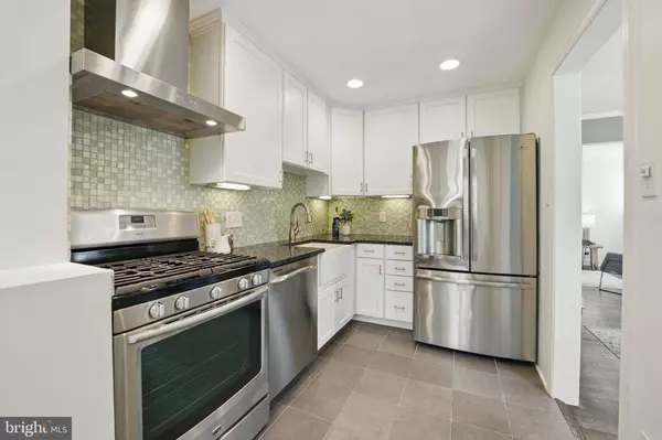 2926 STUART DR, Falls Church, VA 22042