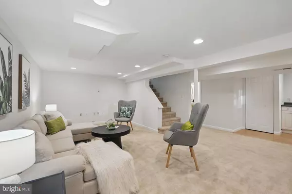 2926 STUART DR, Falls Church, VA 22042