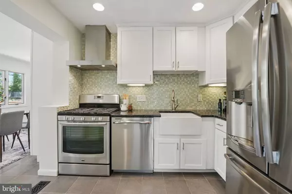 2926 STUART DR, Falls Church, VA 22042