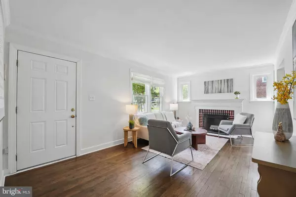 2926 STUART DR, Falls Church, VA 22042