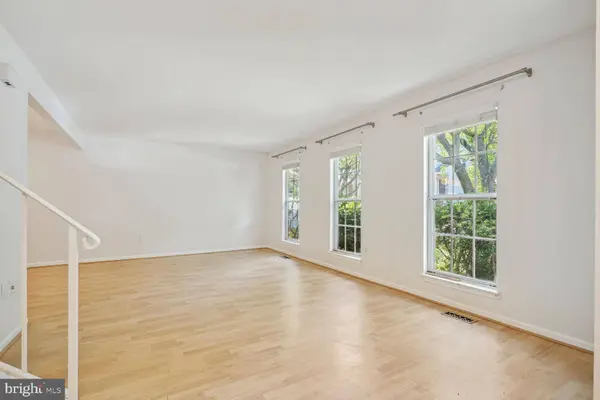 9909 HEMLOCK WOODS LN, Burke, VA 22015