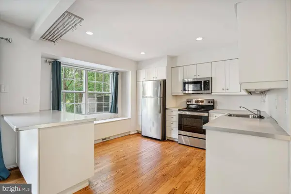 9909 HEMLOCK WOODS LN, Burke, VA 22015