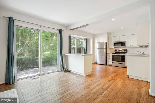 9909 HEMLOCK WOODS LN, Burke, VA 22015