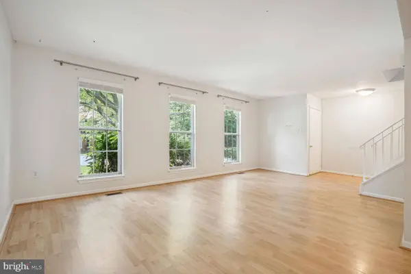 9909 HEMLOCK WOODS LN, Burke, VA 22015