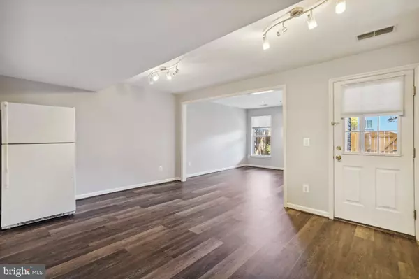 26110 LANDS END DR, Chantilly, VA 20152