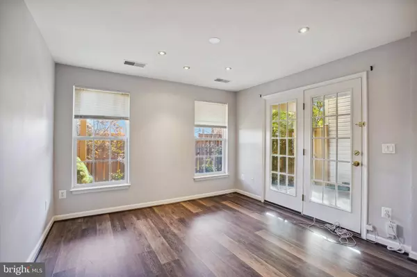 26110 LANDS END DR, Chantilly, VA 20152