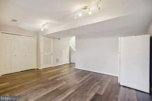 26110 LANDS END DR, Chantilly, VA 20152