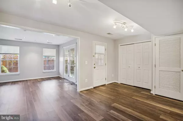 26110 LANDS END DR, Chantilly, VA 20152