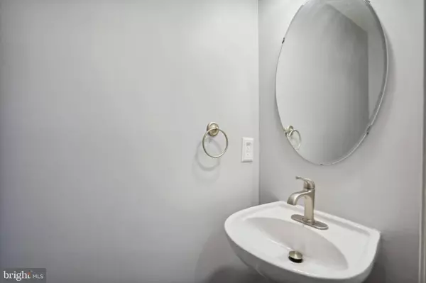 26110 LANDS END DR, Chantilly, VA 20152