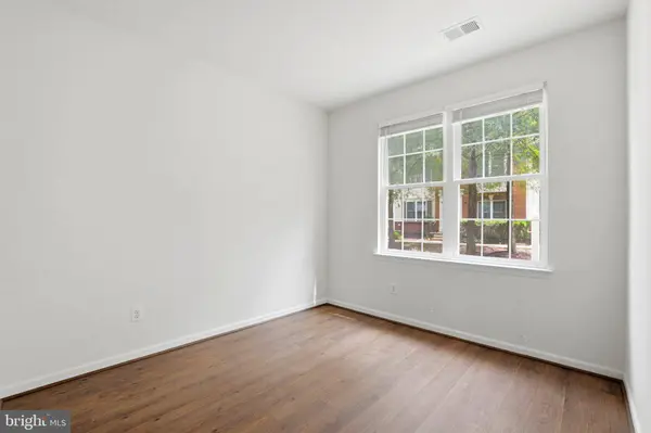42767 HOLLINGSWORTH TER, Chantilly, VA 20152