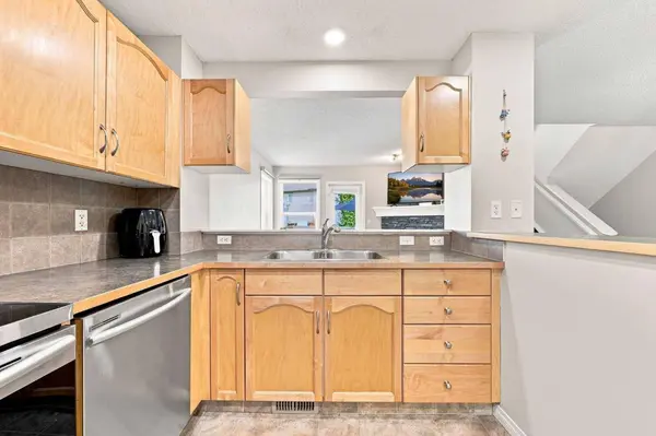 754 Luxstone Gate SW, Airdrie, AB T4B 0H3