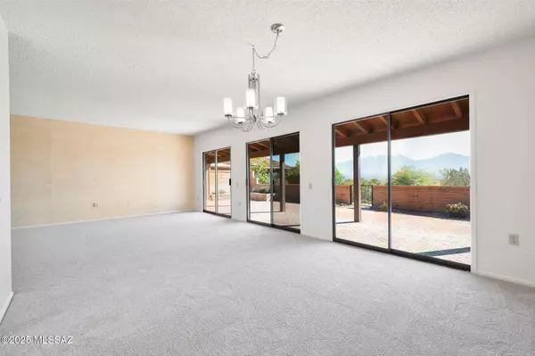 937 W Desert Hills DR, Green Valley, AZ 85622