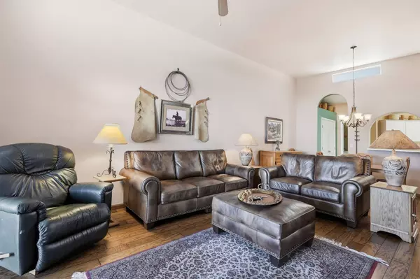 563 West Vía Rosaldo, Green Valley, AZ 85614