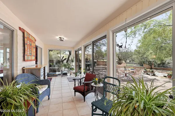 696 W Paseo Del Canto, Green Valley, AZ 85622