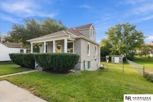 5825 Erskine ST, Omaha, NE 68104