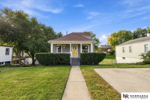 5825 Erskine ST, Omaha, NE 68104