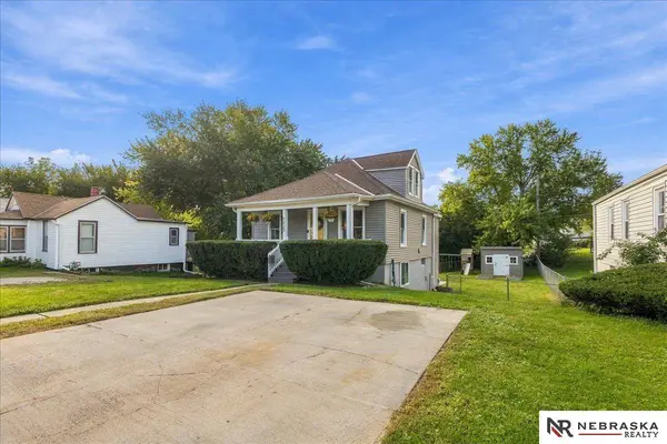 5825 Erskine ST, Omaha, NE 68104